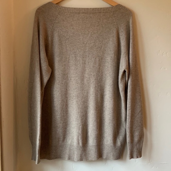 V neck sweater from 360 Cashmere - Picture 3 of 6